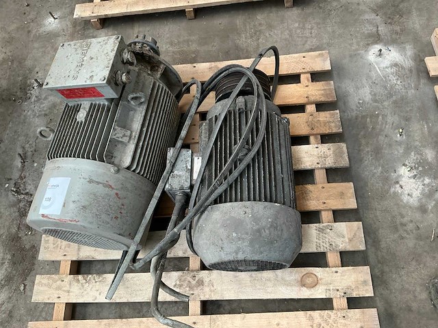 Siemens diverse elektromotoren (2x) - afbeelding 1 van  3
