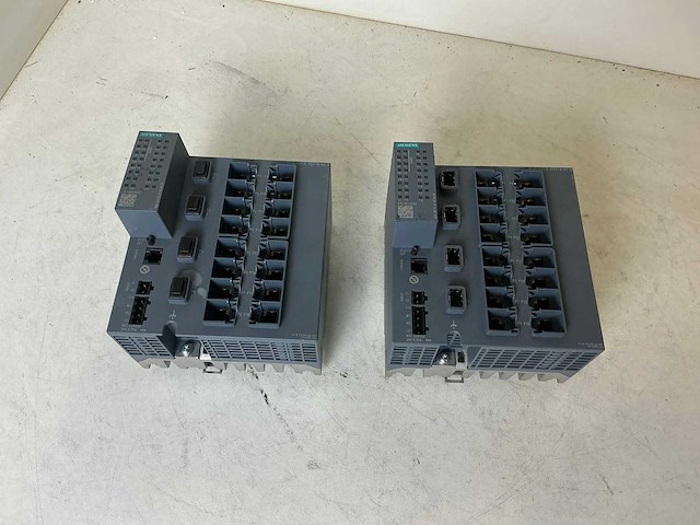 Siemens scalance xc216-4c g industrial ethernet switch (2x) - afbeelding 1 van  8