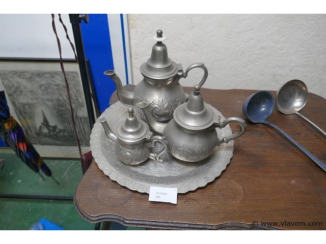 Sierkannen op plateau - afbeelding 1 van  1