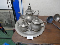 Sierkannen op plateau - afbeelding 1 van  1