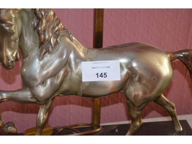 Sierstuk paard met lamp, 2 vazen, beeldje maria onder stolp, oud fototoestel zeiss, 3 wandversierinngen, koperen pot met deksel - afbeelding 2 van  16