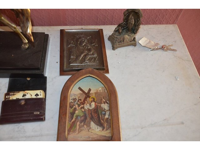 Sierstuk paard met lamp, 2 vazen, beeldje maria onder stolp, oud fototoestel zeiss, 3 wandversierinngen, koperen pot met deksel - afbeelding 4 van  16