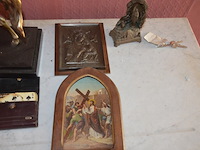 Sierstuk paard met lamp, 2 vazen, beeldje maria onder stolp, oud fototoestel zeiss, 3 wandversierinngen, koperen pot met deksel - afbeelding 4 van  16