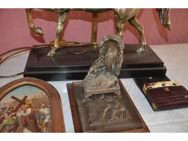 Sierstuk paard met lamp, 2 vazen, beeldje maria onder stolp, oud fototoestel zeiss, 3 wandversierinngen, koperen pot met deksel - afbeelding 5 van  16