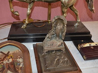 Sierstuk paard met lamp, 2 vazen, beeldje maria onder stolp, oud fototoestel zeiss, 3 wandversierinngen, koperen pot met deksel - afbeelding 5 van  16