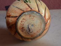Sierstuk paard met lamp, 2 vazen, beeldje maria onder stolp, oud fototoestel zeiss, 3 wandversierinngen, koperen pot met deksel - afbeelding 7 van  16