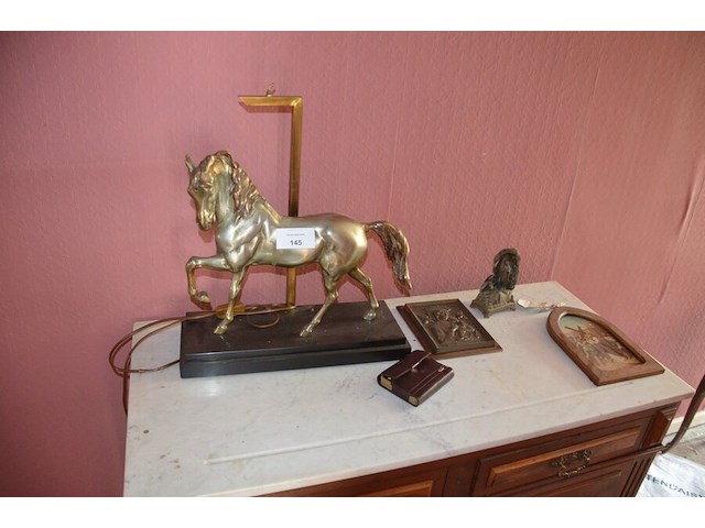 Sierstuk paard met lamp, 2 vazen, beeldje maria onder stolp, oud fototoestel zeiss, 3 wandversierinngen, koperen pot met deksel - afbeelding 1 van  16