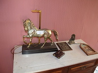 Sierstuk paard met lamp, 2 vazen, beeldje maria onder stolp, oud fototoestel zeiss, 3 wandversierinngen, koperen pot met deksel