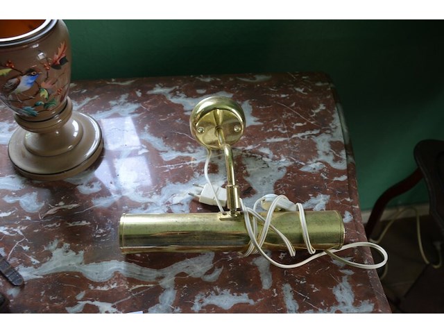 Sierstuk paard met lamp, 2 vazen, beeldje maria onder stolp, oud fototoestel zeiss, 3 wandversierinngen, koperen pot met deksel - afbeelding 10 van  16