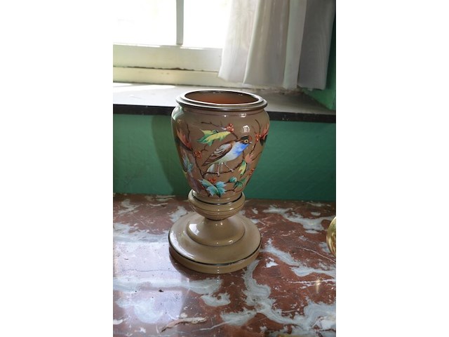 Sierstuk paard met lamp, 2 vazen, beeldje maria onder stolp, oud fototoestel zeiss, 3 wandversierinngen, koperen pot met deksel - afbeelding 11 van  16