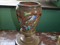 Sierstuk paard met lamp, 2 vazen, beeldje maria onder stolp, oud fototoestel zeiss, 3 wandversierinngen, koperen pot met deksel - afbeelding 11 van  16