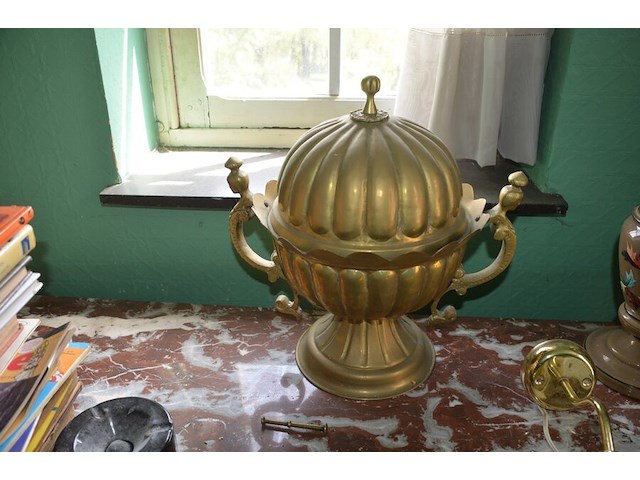 Sierstuk paard met lamp, 2 vazen, beeldje maria onder stolp, oud fototoestel zeiss, 3 wandversierinngen, koperen pot met deksel - afbeelding 12 van  16