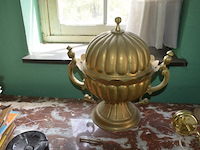 Sierstuk paard met lamp, 2 vazen, beeldje maria onder stolp, oud fototoestel zeiss, 3 wandversierinngen, koperen pot met deksel - afbeelding 12 van  16