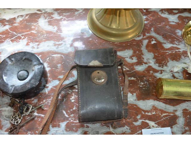 Sierstuk paard met lamp, 2 vazen, beeldje maria onder stolp, oud fototoestel zeiss, 3 wandversierinngen, koperen pot met deksel - afbeelding 13 van  16