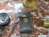 Sierstuk paard met lamp, 2 vazen, beeldje maria onder stolp, oud fototoestel zeiss, 3 wandversierinngen, koperen pot met deksel - afbeelding 13 van  16