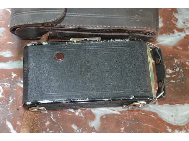 Sierstuk paard met lamp, 2 vazen, beeldje maria onder stolp, oud fototoestel zeiss, 3 wandversierinngen, koperen pot met deksel - afbeelding 14 van  16