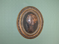 Sierstuk paard met lamp, 2 vazen, beeldje maria onder stolp, oud fototoestel zeiss, 3 wandversierinngen, koperen pot met deksel - afbeelding 15 van  16