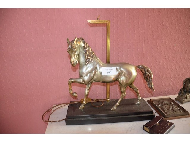 Sierstuk paard met lamp, 2 vazen, beeldje maria onder stolp, oud fototoestel zeiss, 3 wandversierinngen, koperen pot met deksel - afbeelding 16 van  16