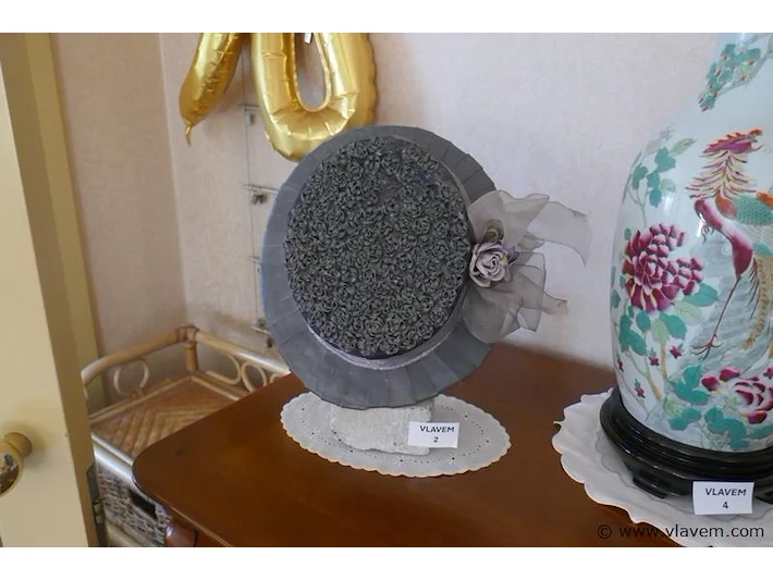 Div. activa uit inboedel: wo. brocante, meubelen, vazen, verlichting, decoratie enz.