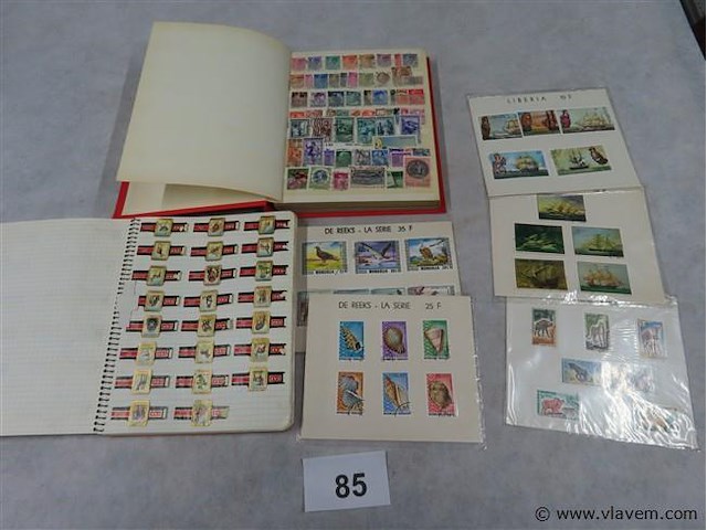 Sigarenbandjes en postzegels - afbeelding 1 van  5