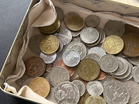 Sigarendoosje met diverse munten - afbeelding 1 van  5