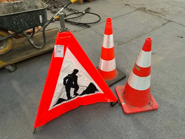 Signalisatie driehoek en kegel (2x) - afbeelding 1 van  4