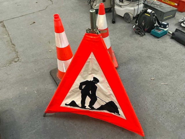 Signalisatie driehoek en kegel (2x) - afbeelding 2 van  4