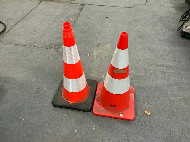 Signalisatie driehoek en kegel (2x) - afbeelding 4 van  4