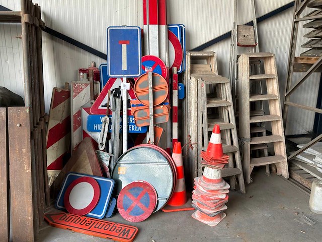 Signalisatieborden en -lichten - afbeelding 1 van  4