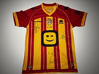 Signed shirt kv mechelen 2025- 2026 geert deferm, mike verstraeten en piet den boer - afbeelding 1 van  4