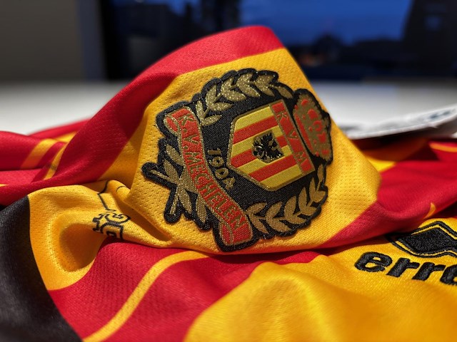 Signed shirt kv mechelen 2025- 2026 geert deferm, mike verstraeten en piet den boer - afbeelding 2 van  4