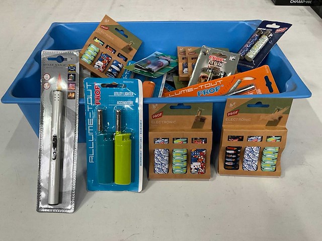 Silver match & prof mix kavel diverse aanstekers - afbeelding 1 van  5