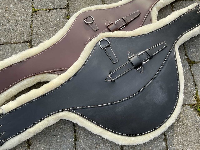 Singel leder met buiklap schapenvacht paarden (2x) - afbeelding 5 van  6