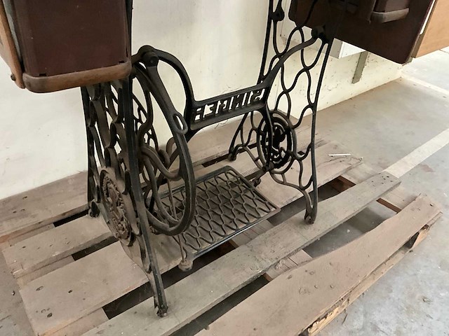 Singer antieke naaimachine - afbeelding 2 van  2