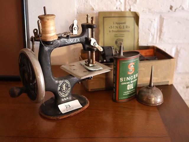 Singer mini naaimachine - afbeelding 1 van  4