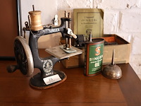 Singer mini naaimachine - afbeelding 1 van  4