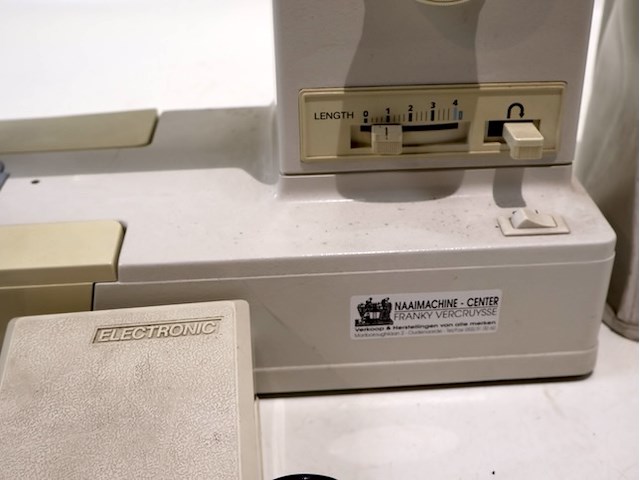 Singer naaimachine - afbeelding 4 van  4
