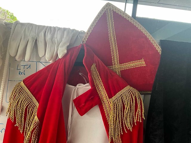 Sinterklaas en zwarte pietenpak - afbeelding 9 van  12