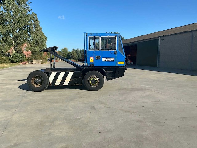 Sisu kalmar tr-160cr 4x4 industriële trekker - afbeelding 1 van  20