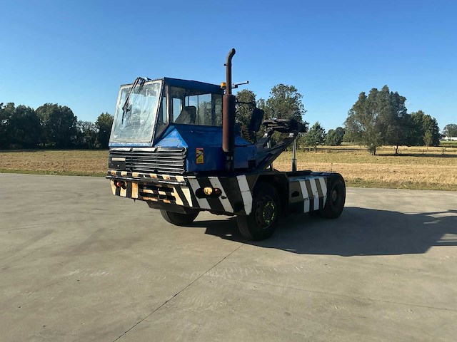 Sisu kalmar tr-160cr 4x4 industriële trekker - afbeelding 10 van  20