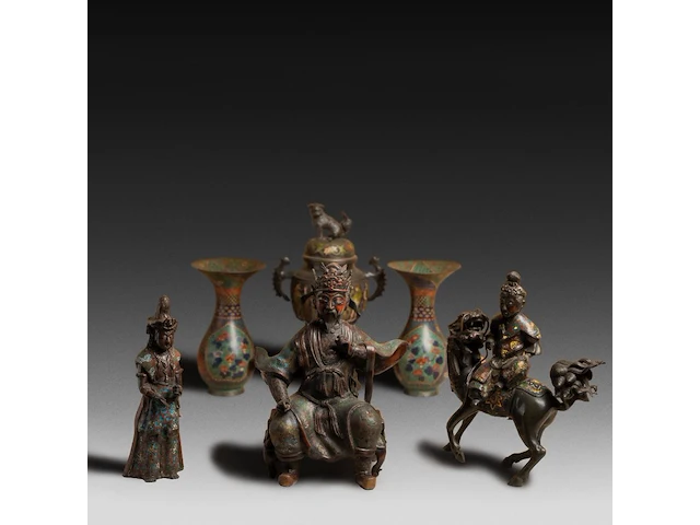 Six japanese champlevé enameled bronzes; three figures, a pair of vases and a censer, 19th/20thc, tallest h 46 cm - afbeelding 1 van  6
