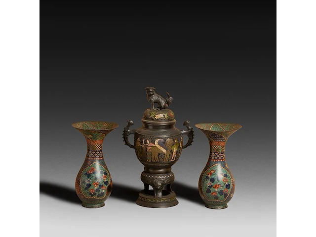 Six japanese champlevé enameled bronzes; three figures, a pair of vases and a censer, 19th/20thc, tallest h 46 cm - afbeelding 2 van  6