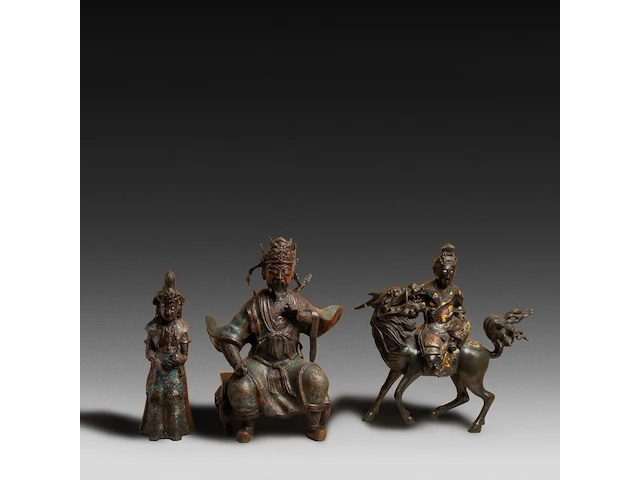 Six japanese champlevé enameled bronzes; three figures, a pair of vases and a censer, 19th/20thc, tallest h 46 cm - afbeelding 3 van  6