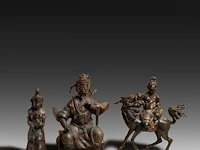 Six japanese champlevé enameled bronzes; three figures, a pair of vases and a censer, 19th/20thc, tallest h 46 cm - afbeelding 3 van  6