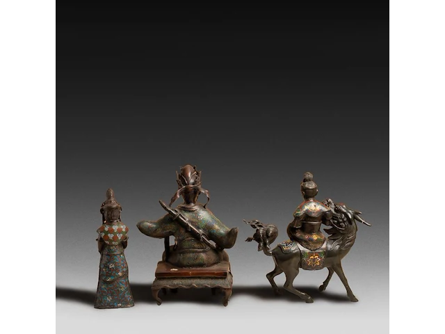Six japanese champlevé enameled bronzes; three figures, a pair of vases and a censer, 19th/20thc, tallest h 46 cm - afbeelding 4 van  6