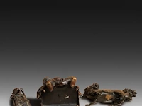 Six japanese champlevé enameled bronzes; three figures, a pair of vases and a censer, 19th/20thc, tallest h 46 cm - afbeelding 5 van  6