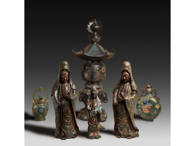 Six japanese champlevé enameled bronzes; three figures depicting kannon, a large pagoda shaped censer and two vases, signed, 19th/20thc, tallest h 92 cm - afbeelding 1 van  7