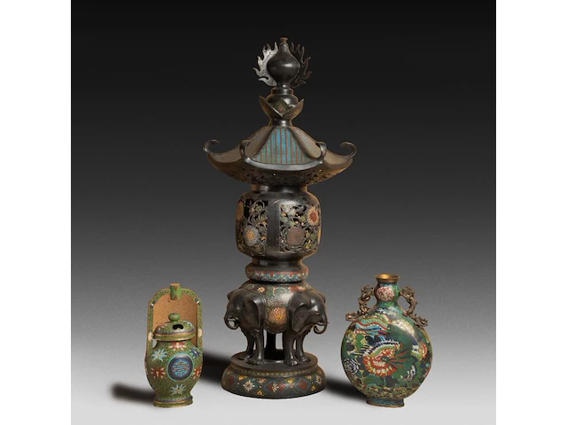 Six japanese champlevé enameled bronzes; three figures depicting kannon, a large pagoda shaped censer and two vases, signed, 19th/20thc, tallest h 92 cm - afbeelding 2 van  7