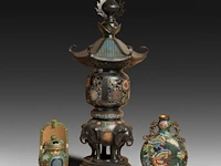 Six japanese champlevé enameled bronzes; three figures depicting kannon, a large pagoda shaped censer and two vases, signed, 19th/20thc, tallest h 92 cm - afbeelding 2 van  7