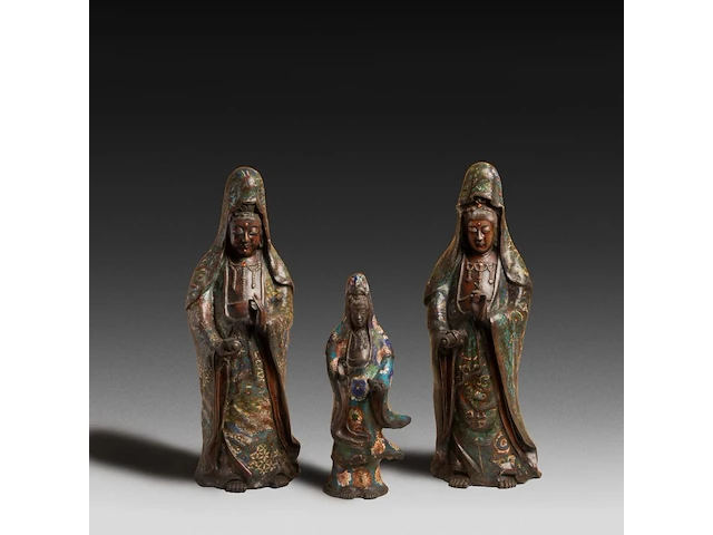 Six japanese champlevé enameled bronzes; three figures depicting kannon, a large pagoda shaped censer and two vases, signed, 19th/20thc, tallest h 92 cm - afbeelding 3 van  7